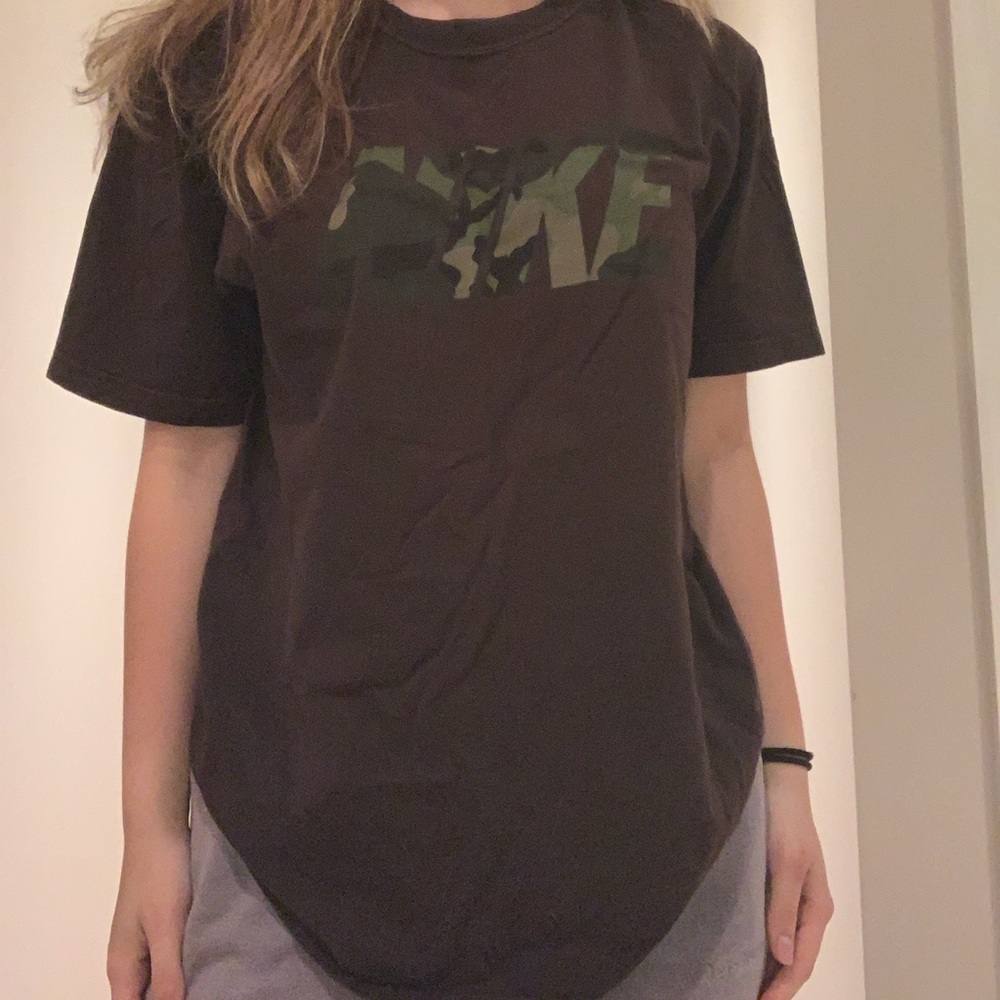 US M unisex nike dark brown camo tee